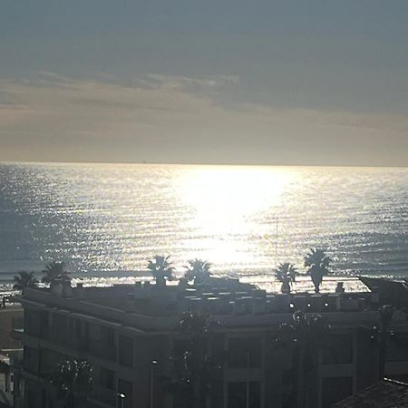 Stylish Well-Connected Beachfront Flat Valencia Eksteriør billede